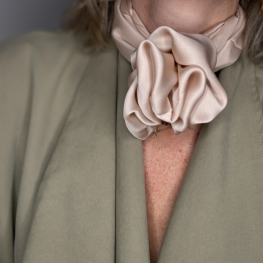 Sonja satin tørklæde i nude fra le mosch