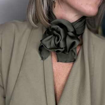 Sonja satin tørklæde i army grøn fra le mosch