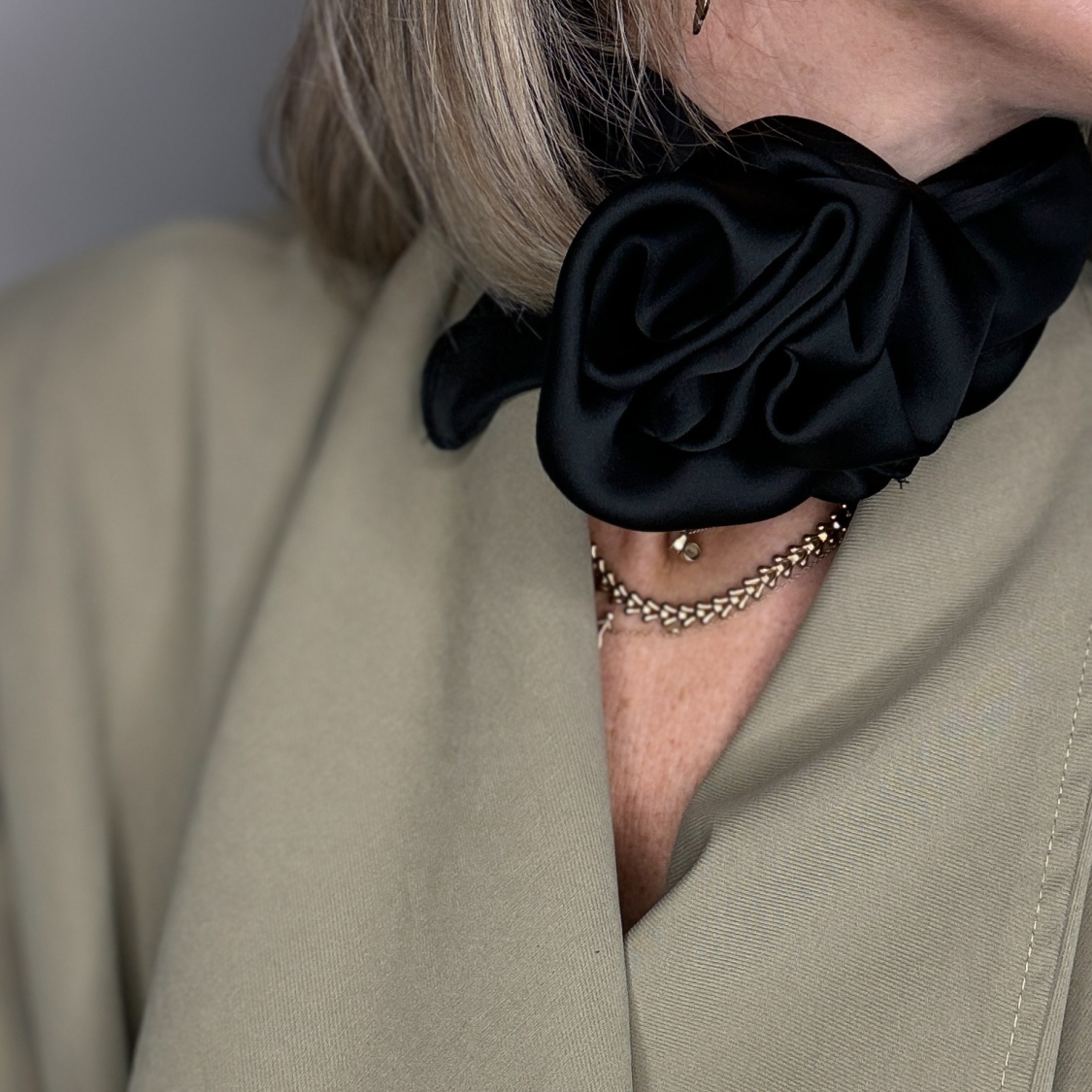 Sonja satin tørklæde i sort fra le mosch