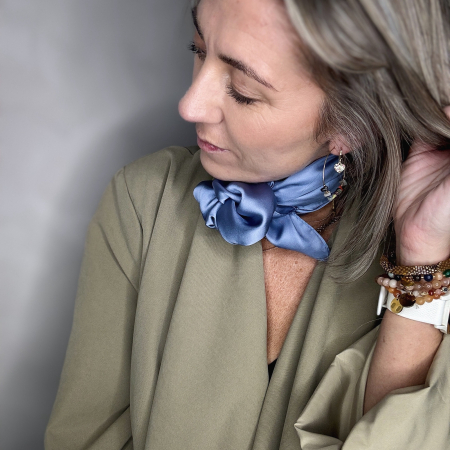 Sonja satin tørklæde i støvet blå fra le mosch
