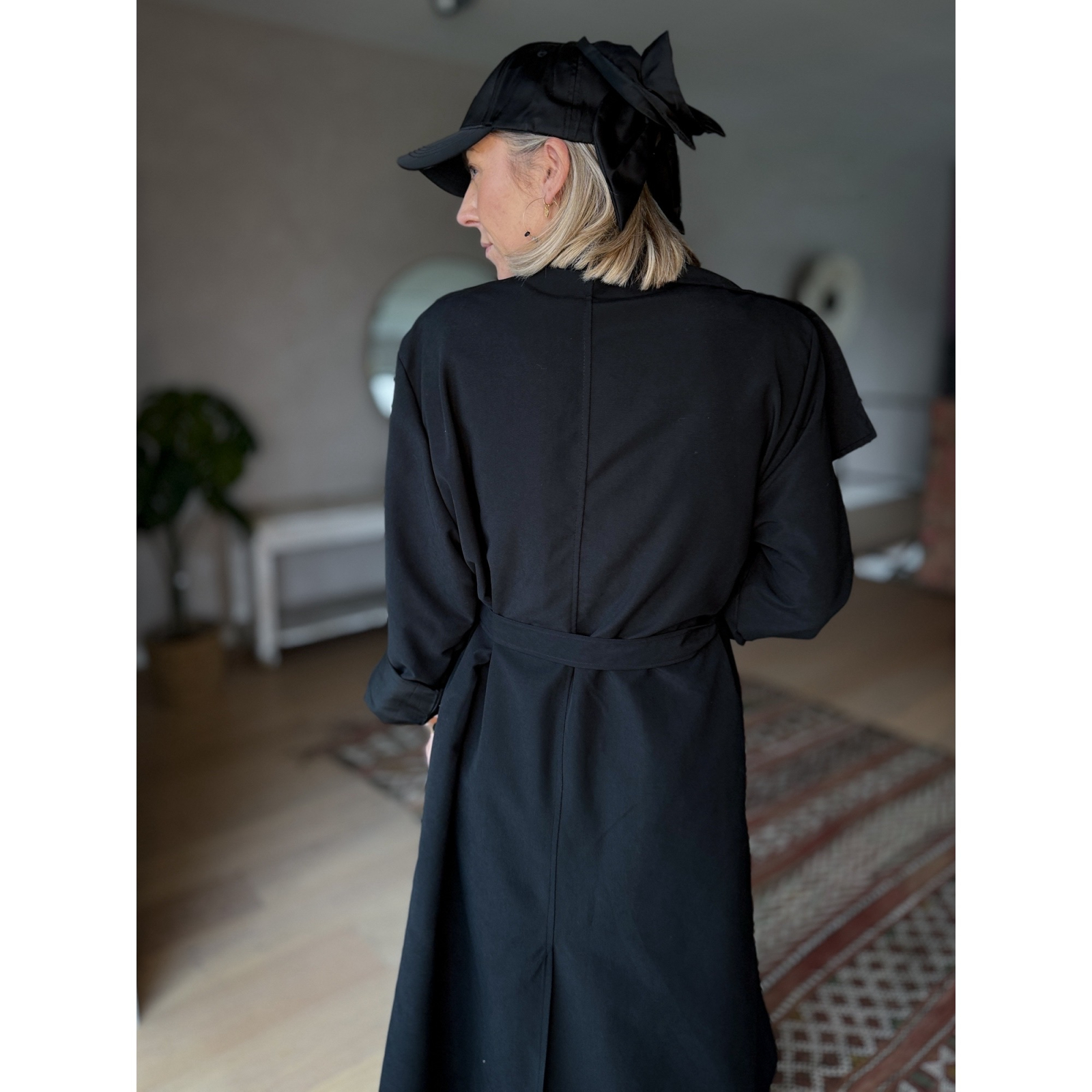 Trine - lang trenchcoat I sort fra le mosch