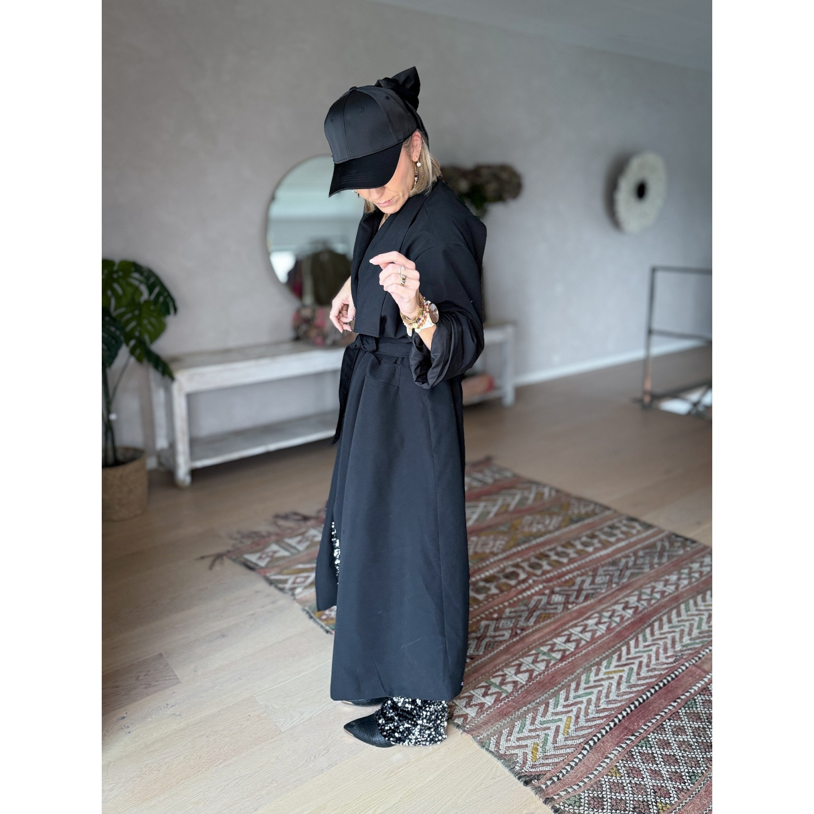 Trine - lang trenchcoat I sort fra le mosch