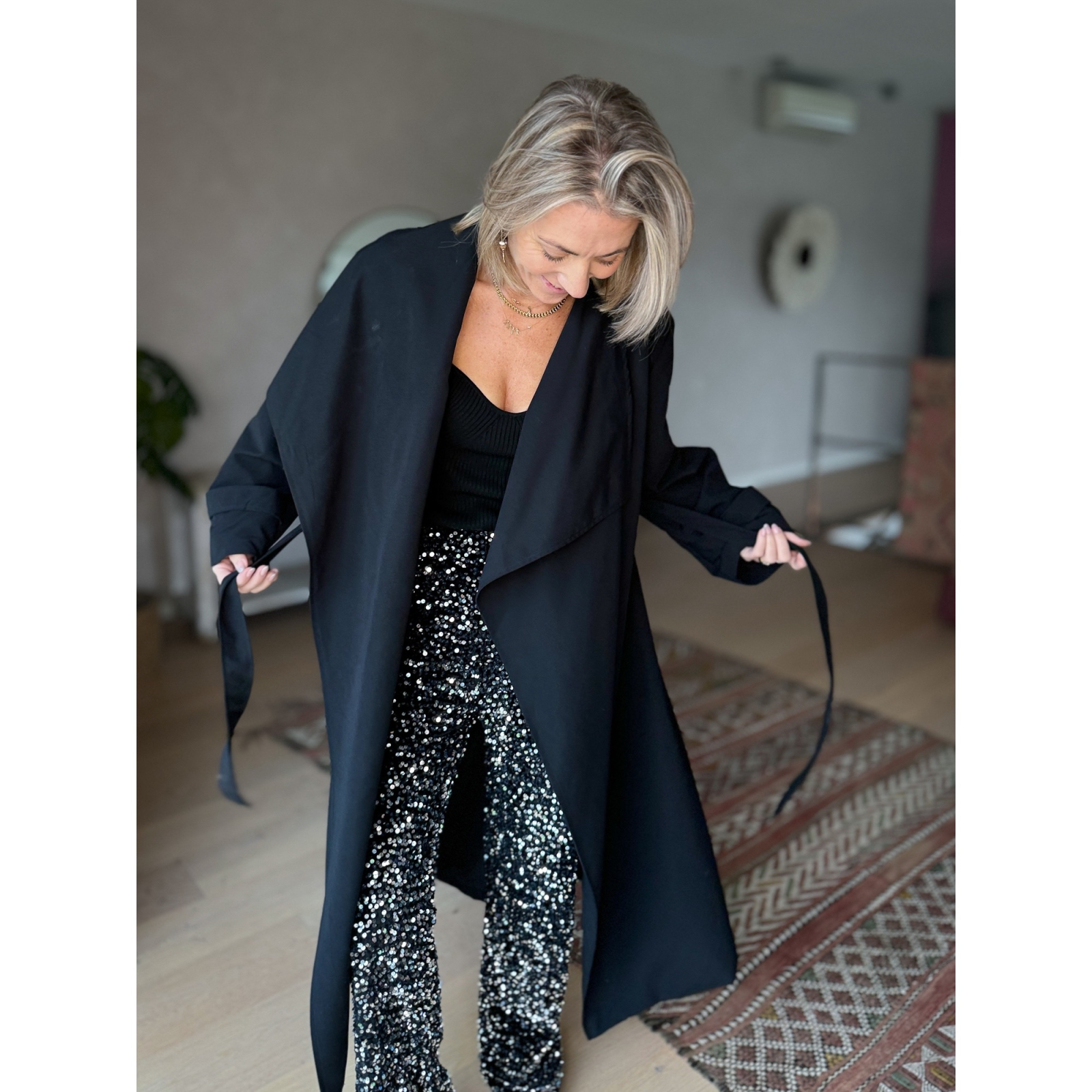 Trine - lang trenchcoat I sort fra le mosch