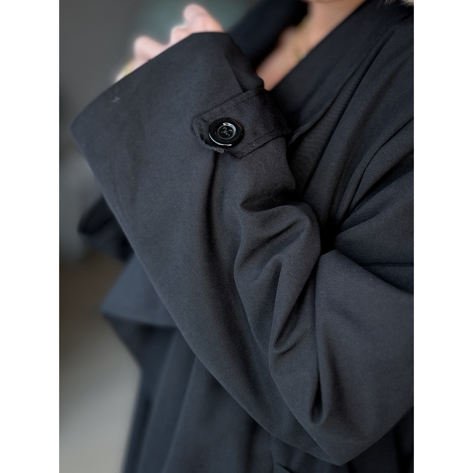 Trine - lang trenchcoat I sort fra le mosch