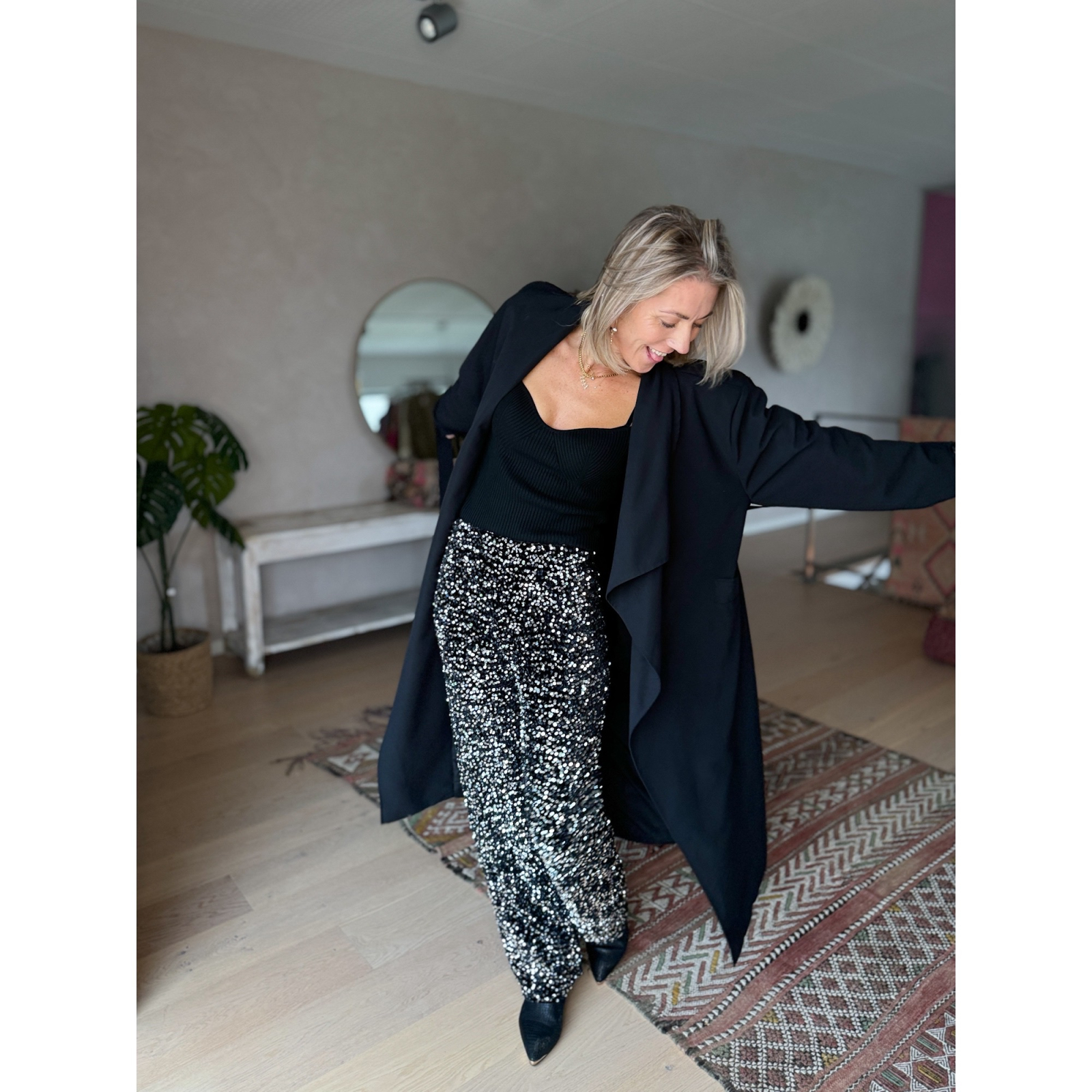 Trine - lang trenchcoat I sort fra le mosch