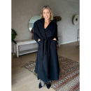 Trine - lang trenchcoat I sort fra le mosch Trine - lang trenchcoat I sort fra le mosch