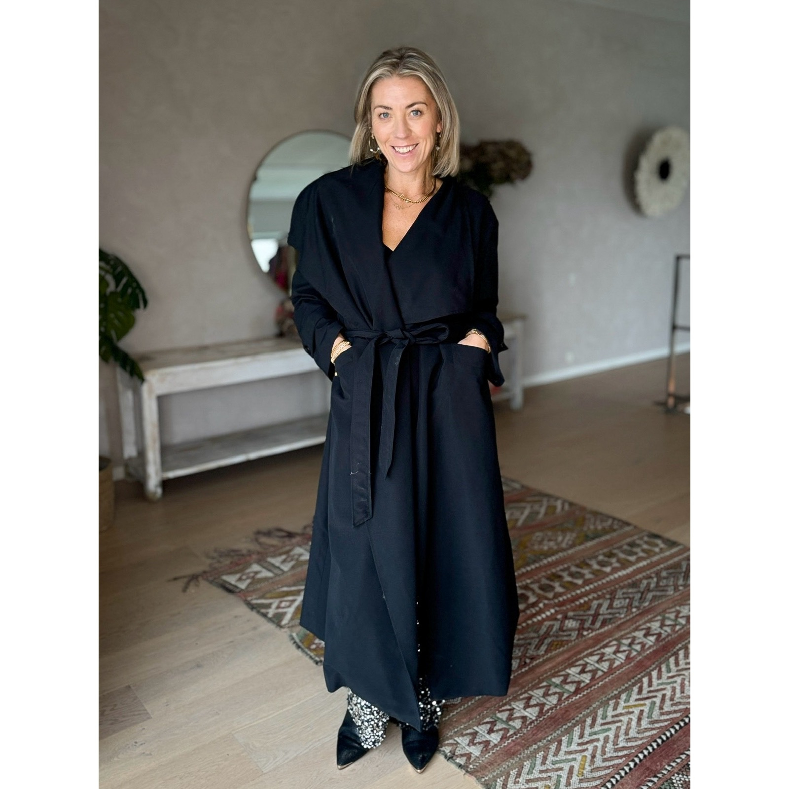 Trine - lang trenchcoat I sort fra le mosch