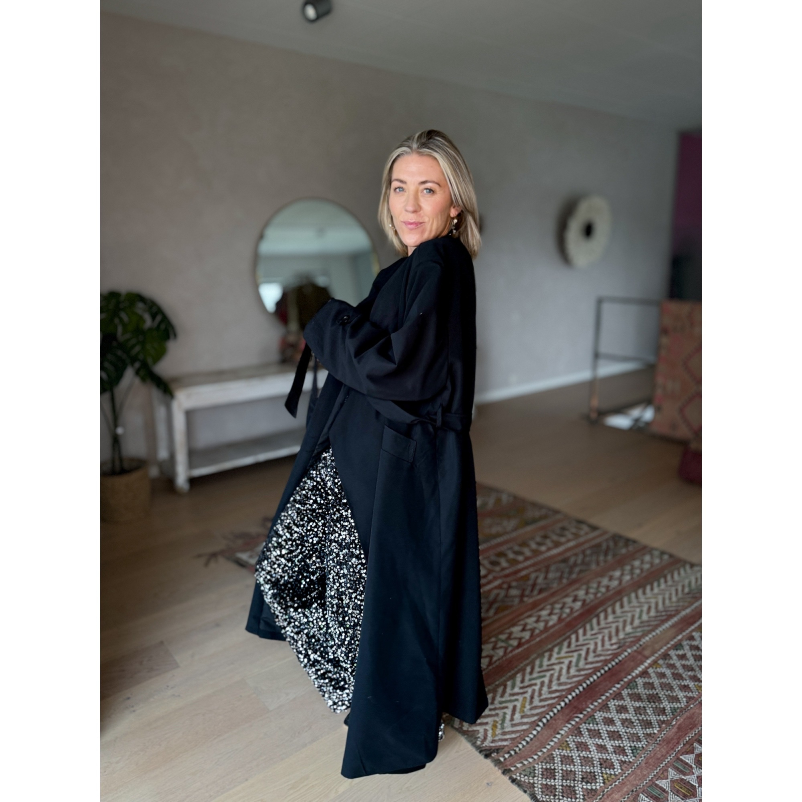 Trine - lang trenchcoat I sort fra le mosch