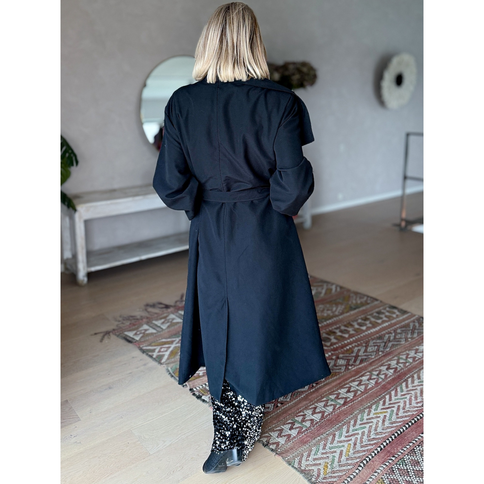 Trine - lang trenchcoat I sort fra le mosch