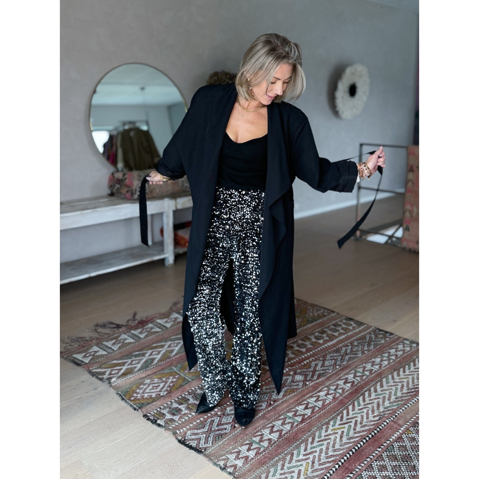 Trine - lang trenchcoat I sort fra le mosch