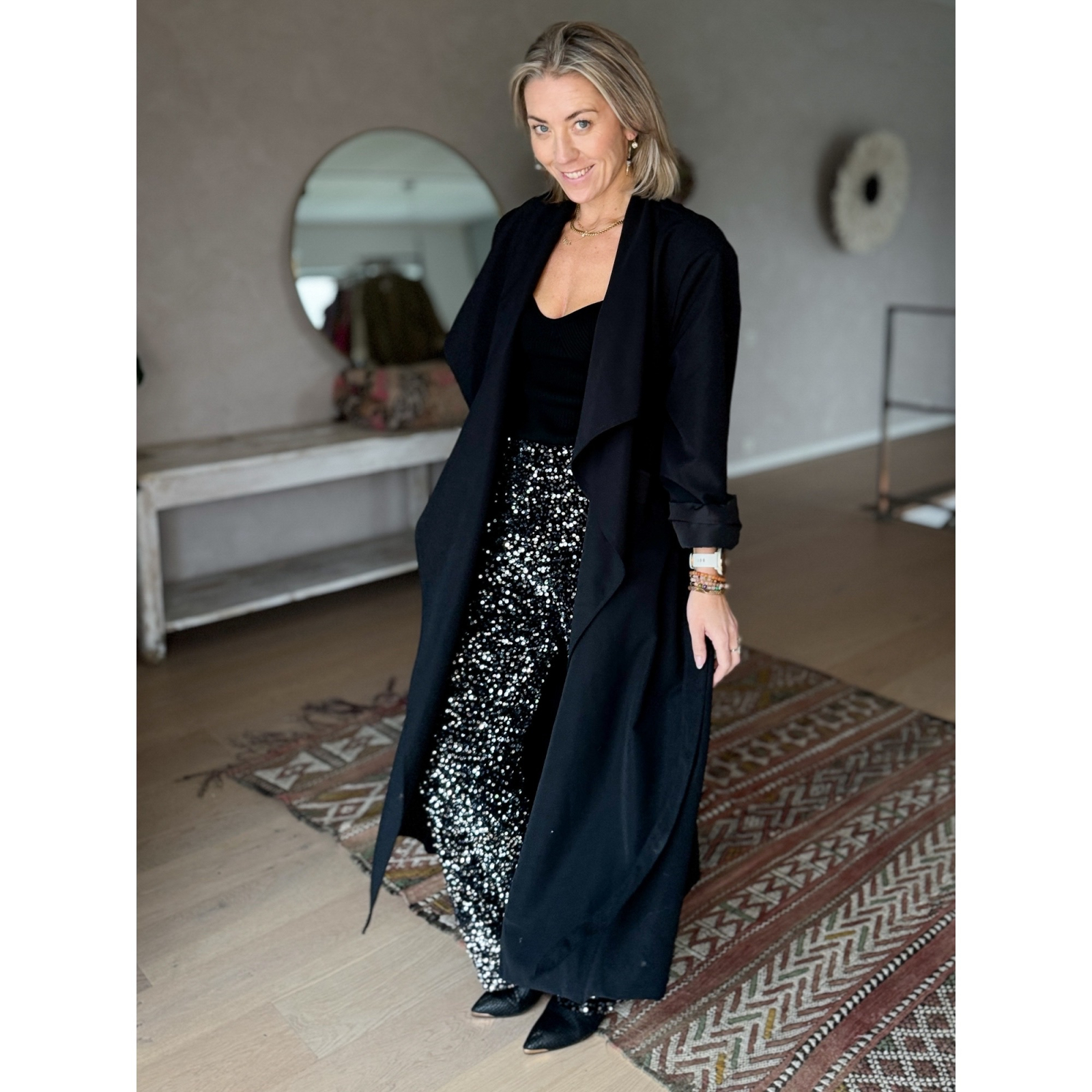 Trine - lang trenchcoat I sort fra le mosch