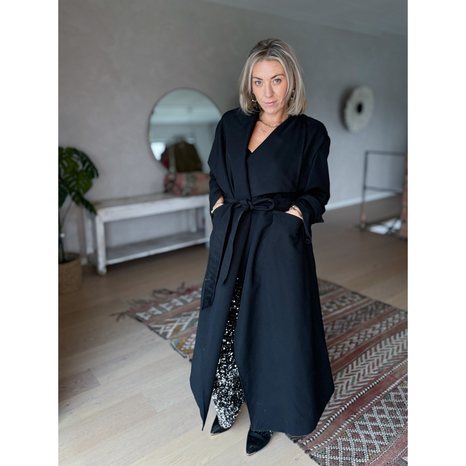 Trine - lang trenchcoat I sort fra le mosch