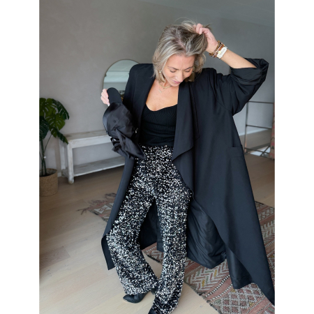 Trine - lang trenchcoat I sort fra le mosch