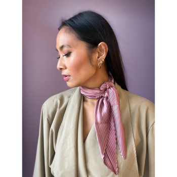 Selma plisseret tørklæde i pudder fra le mosch Selma plisseret tørklæde i pudder fra le mosch