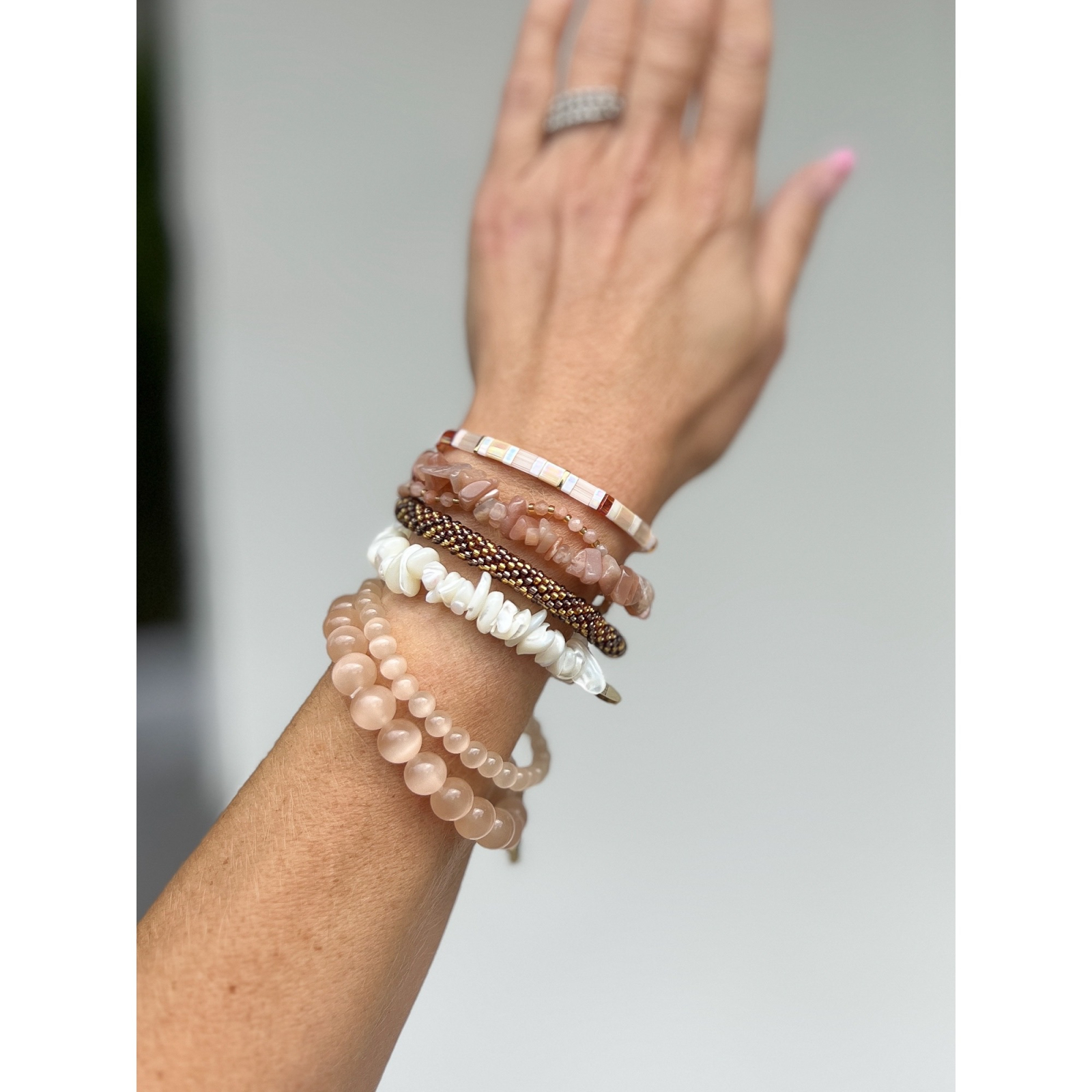 Lucky Armbånd i Hvid Pearl Shell Chip fra le mosch