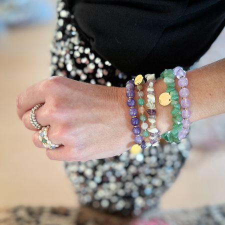 Lucky naturstensarmbånd med Amethyst, Fluorite og Hvid Pearl Shell chip sten