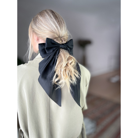 Bea sløjfe hårspænde i sort satin fra le mosch