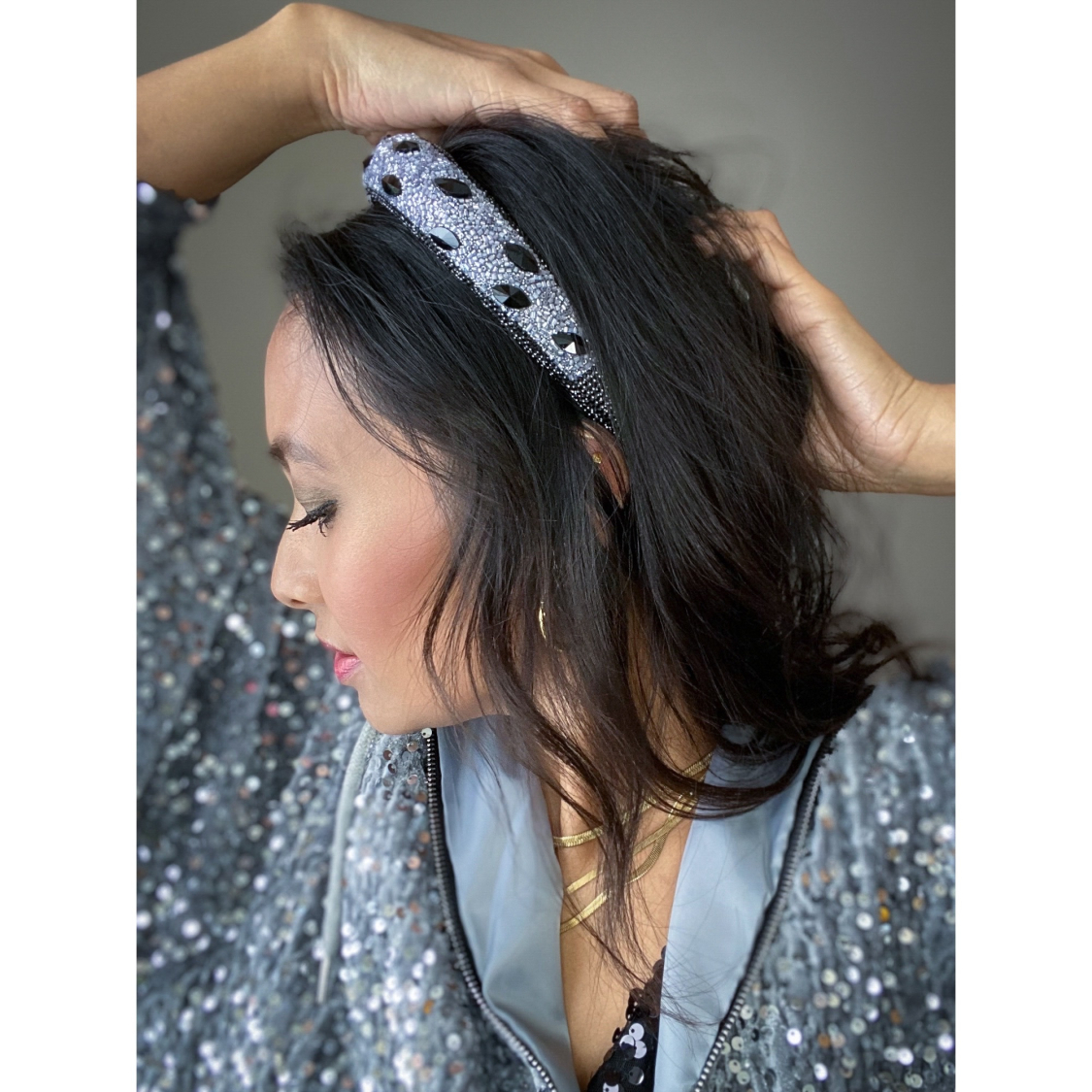 Mosaik hårbøjle med similisten og perler i sort fra le mosch