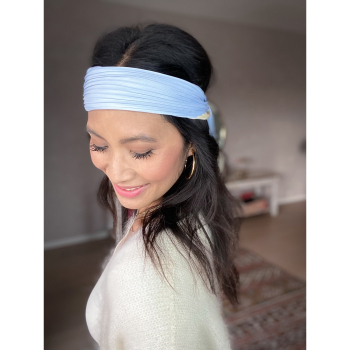 Selma plisseret tørklæde i lyseblå og creme fra le mosch Selma plisseret tørklæde i lyseblå og creme fra le mosch