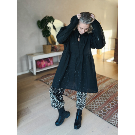 Lucia kjole I sort bomuld fra le mosch