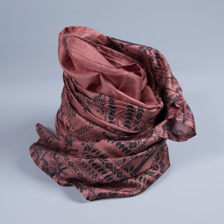 Nitin tørklæde fra LE MOSCH: Komfort og stil mødes i dette unika tørklæde. Da dette Nitin tørklæde er vintage er du med til at gøre et bæredygtigt valg inden for modebranchen.