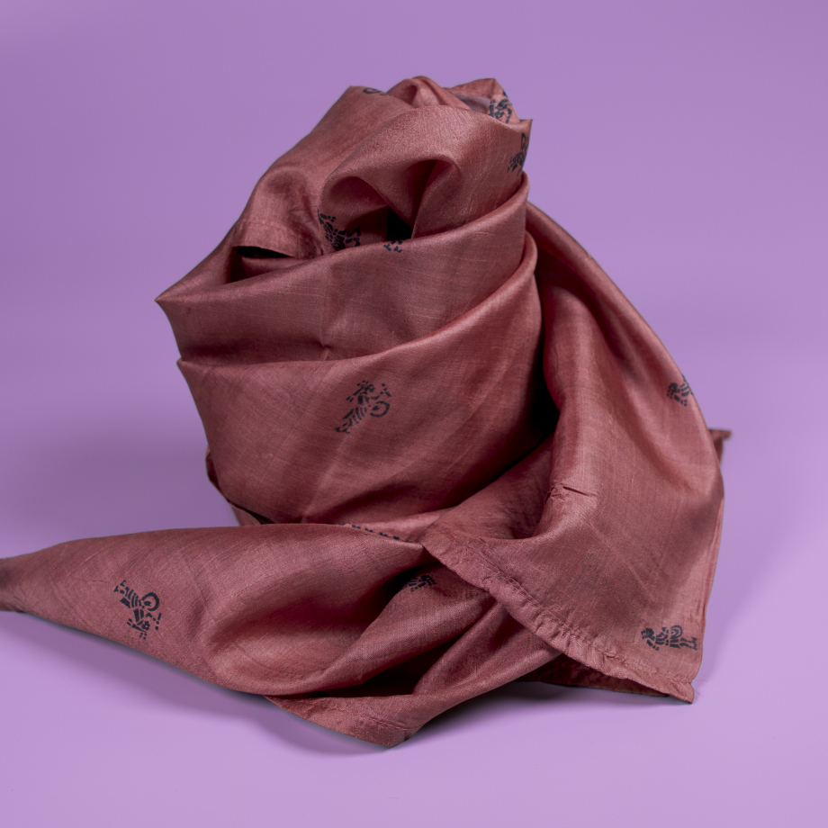 Nitin tørklæde fra LE MOSCH - et smukt eksempel på vintage charme med et moderne twist. Dette unika tørklæde er fremstillet af genanvendt materiale hvor bæredygtighed og eksklusivitet går hånd i hånd.