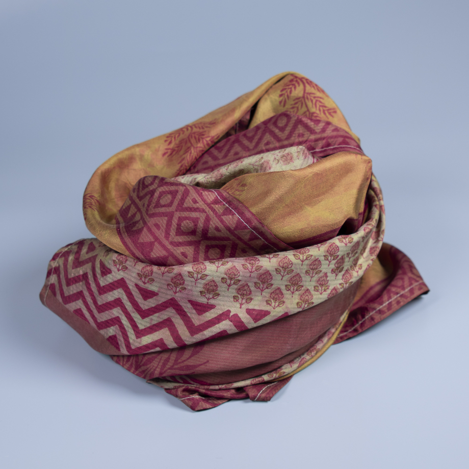 Nitin tørklæde fra LE MOSCH, vintage design i bæredygtigt genanvendt materiale. Dette unika tørklæde forener elegance med etisk mode.