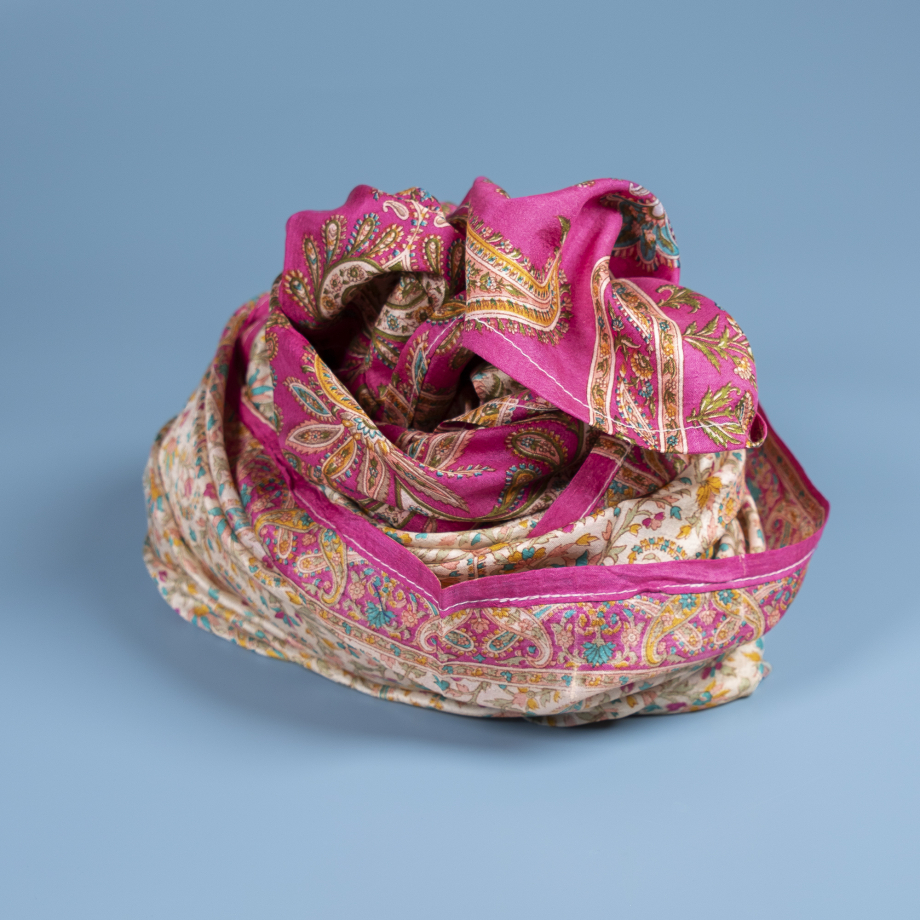 Nitin tørklæde fra LE MOSCH: Unika og vintage tørklæde i pink nuancer med detaljeret mønster, der udstråler bæredygtig elegance.