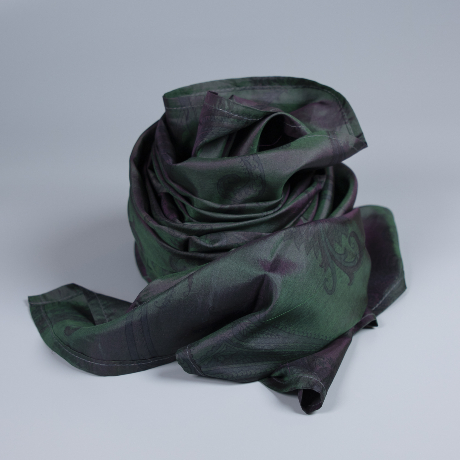 Nitin tørklæde fra LE MOSCH - Eksklusivt unika tørklæde i blødeste silke med vintage udtryk, bæredygtig elegance.