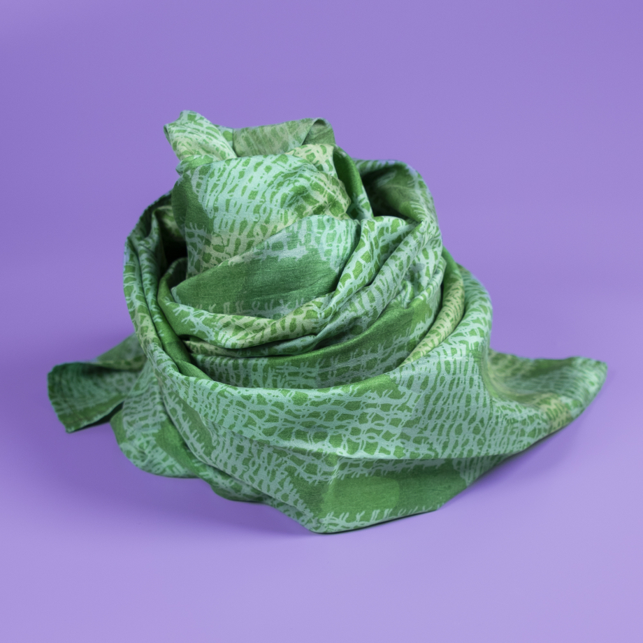 Nitin tørklæde fra LE MOSCH i blødt unika silke med et vintage-inspireret mønster, der understreger tørklædets bæredygtige elegance.