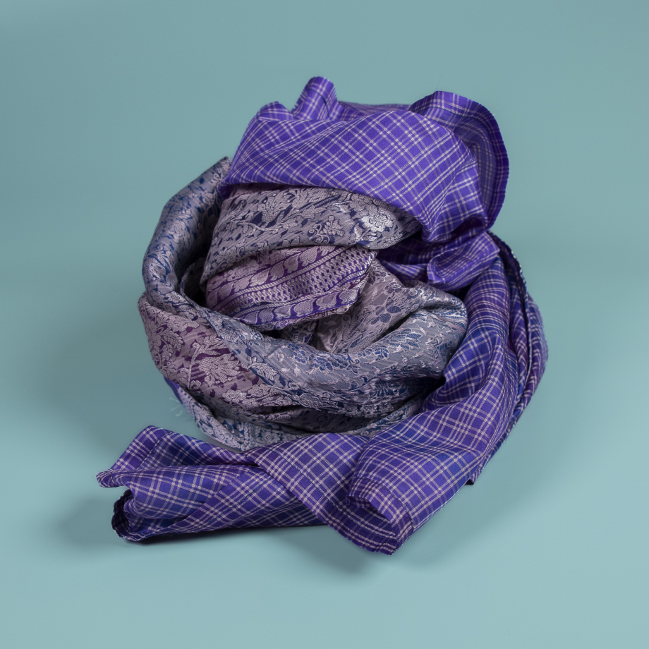 Nitin tørklæde fra LE MOSCH, en unika skat i blødeste silke med vintage-charme og et bæredygtigt valg for den modebevidste.