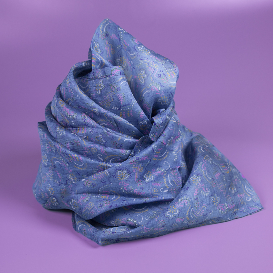 Nitin tørklæde fra LE MOSCH i et blødt, bæredygtigt silke, prydet med unika vintage mønstre. En elegant og tidløs tilføjelse til enhver garderobe.
