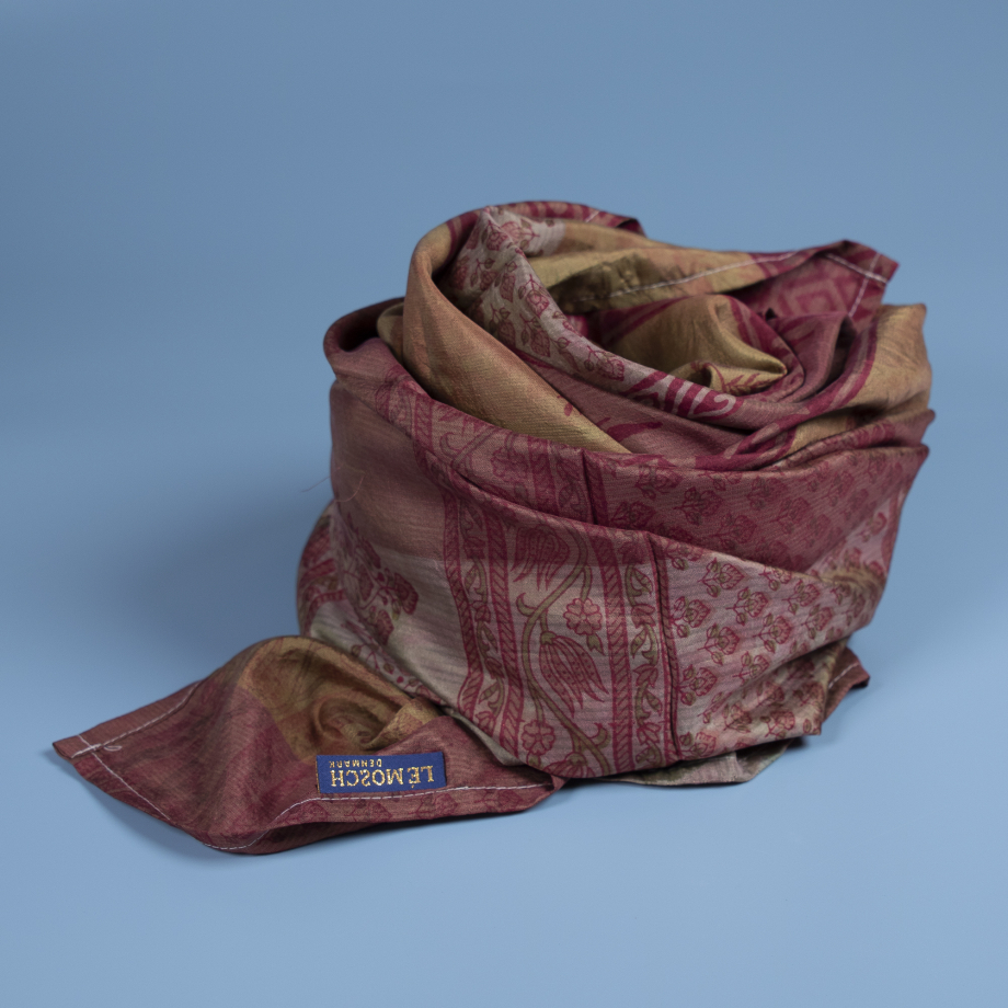 Nitin tørklæde fra LE MOSCH, fremstår med et unika vintage design i ren silke, og illustrerer bæredygtig luksus.