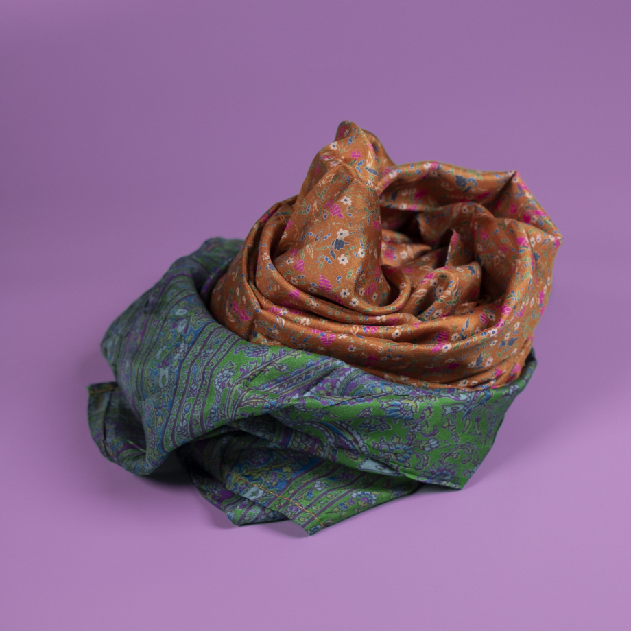 Nitin tørklæde fra LE MOSCH - indbegrebet af vintage elegance og bæredygtighed. Dette luksuriøse unika tørklæde, udført i silke, er et tidløst tilbehør til enhver garderobe.