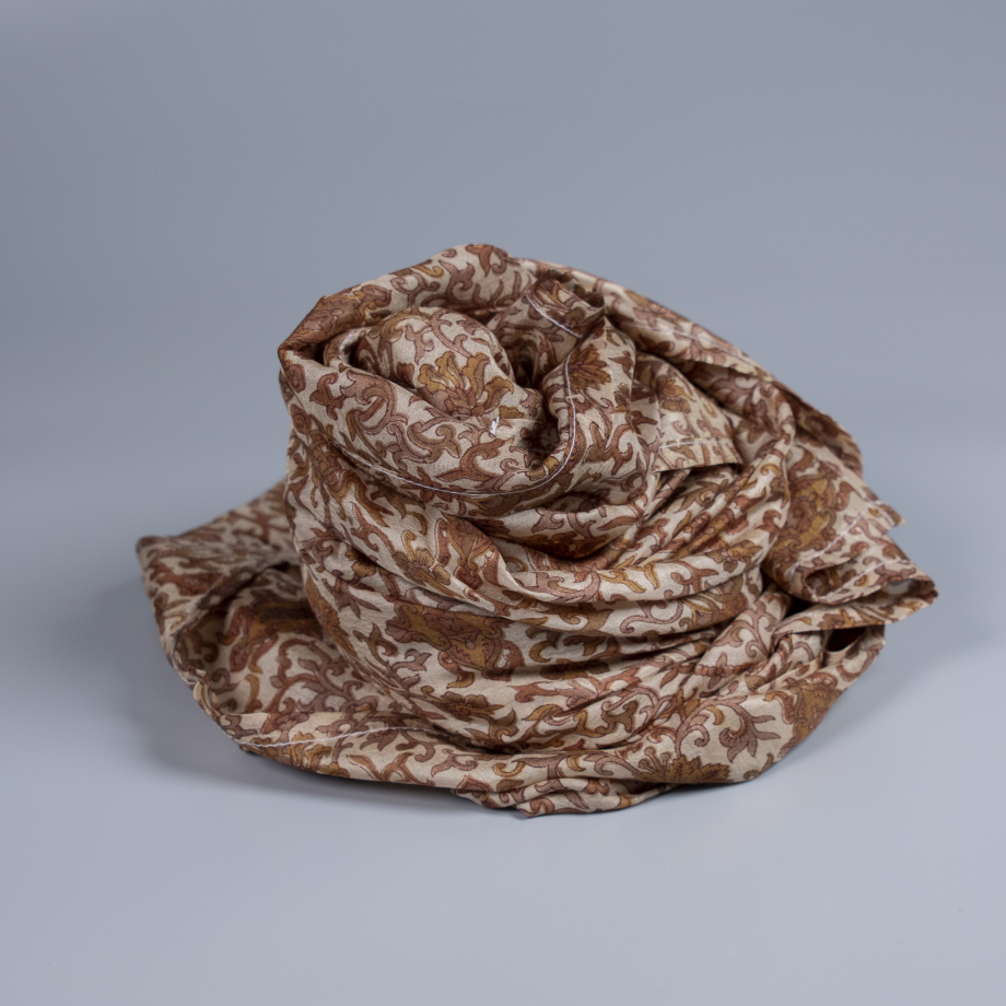 Nitin tørklæde fra LE MOSCH er et vævet unika tørklæde i silke med vintage mønstre, fremstillet i en bæredygtig proces.