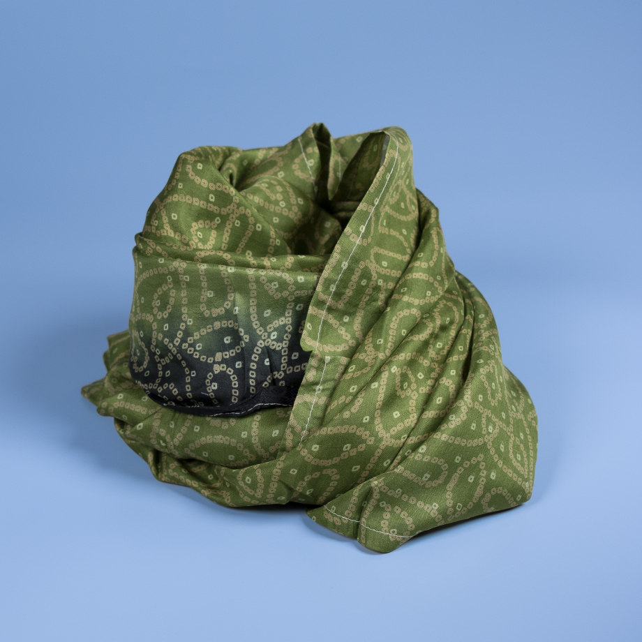 Nitin tørklæde fra LE MOSCH: Enestående vintage elegance med dette unika tørklæde i silke, som giver et bæredygtigt touch til enhver garderobe.