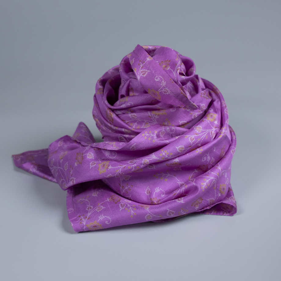 Nitin tørklæde fra LE MOSCH – Et unika tørklæde i blødt silke, prydet med vintage mønster og i et bæredygtigt design.