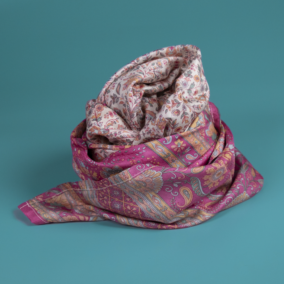 Nitin tørklæde fra LE MOSCH - et eksklusivt unika tørklæde i vintage stil, fremstillet af silke. Dette tørklæde repræsenterer bæredygtig mode med sans for detaljen.