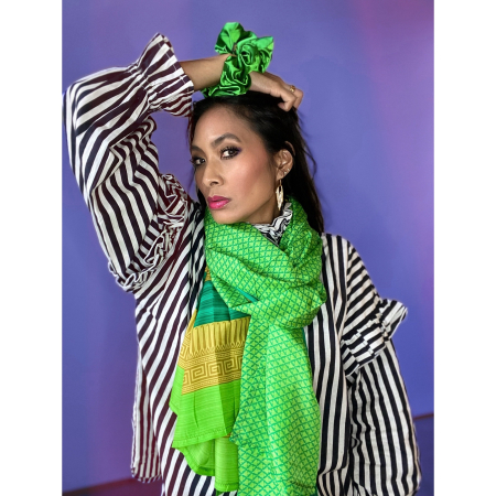 Silk MEGA Scrunchie i Lys GrÞn. Scrunchie som er stÞrre end almindelig scrunchies og som bÄde kan bruges i hÄret men ogsÄ om hÄndledet som en ekstra udsmykning.