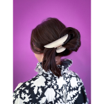 Cloud hårklemme i Plain Beige fra le mosch. Stort hårklemme produceret i acetat og som kan holde håret i smukke frisure hvadend du skal til fest eller blot har en dag på kontoret hvor du ønsker at sætte håret op og væk fra ansigtet.