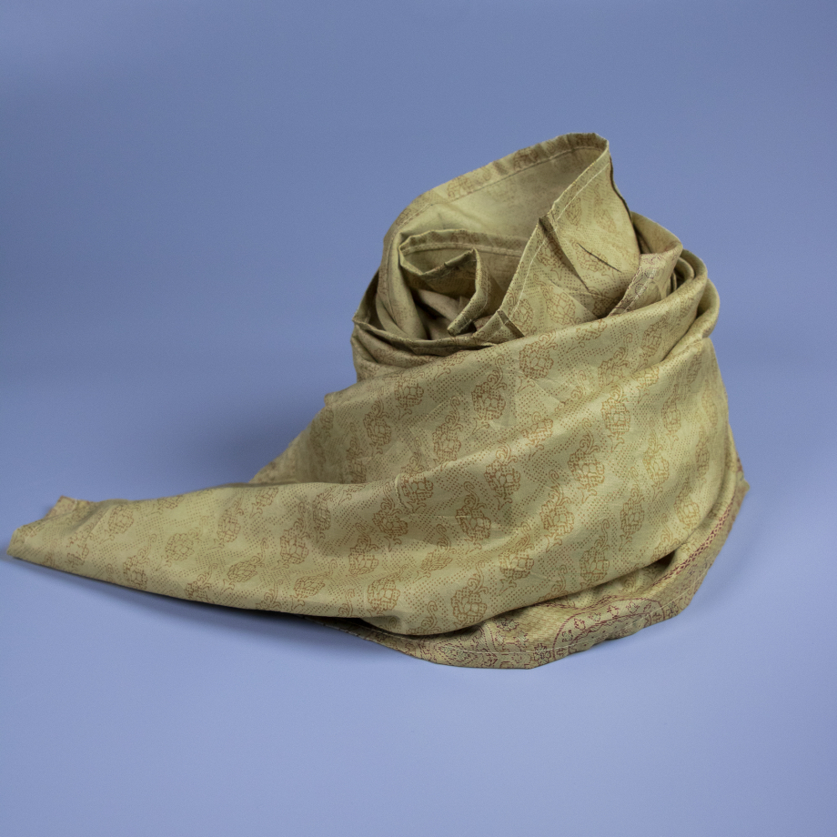 Nitin tørklæde fra LE MOSCH - et eksklusivt unika tørklæde i vintage stil, fremstillet af genanvendt materiale. Dette tørklæde repræsenterer bæredygtig mode med sans for detaljen.