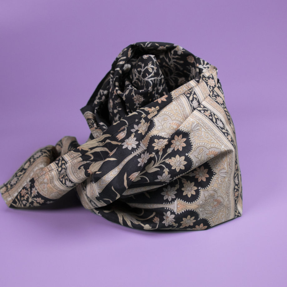 Smukt og unikt Nitin tørklæde fra LÉ MOSCH i dejlige farver. Dette tørklæde er produceret i genanvendt materiale. Et bæredygtigt supplement til din garderobe. 