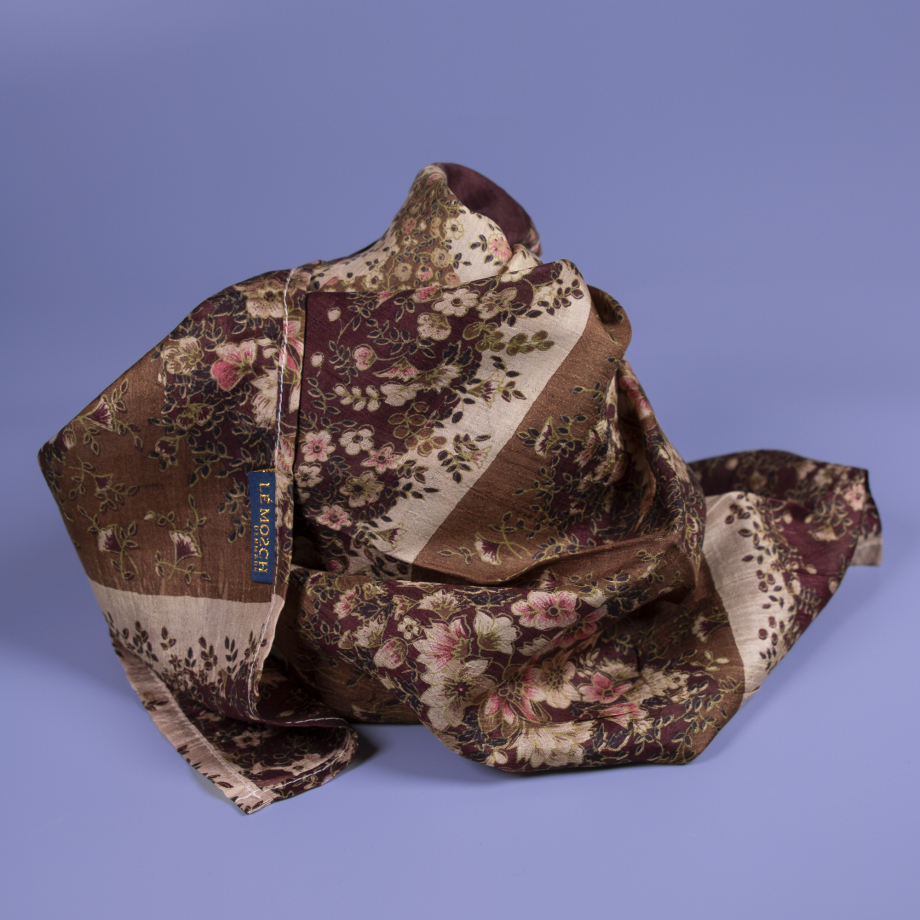 Super fint og unikt Nitin tørklæde fra LÉ MOSCH. Smukke farver og print, og genanvendt materiale, bidrager til din personlige bæredygtige stil. 