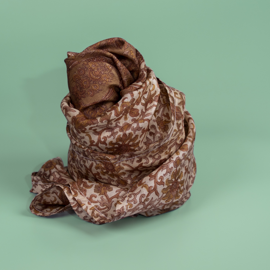 Nitin tørklæde fra LÉ MOSCH. Super smukke farver og print, og genanvendt materiale. Den unikke stil bidrager til din personlige og bæredygtige garderobe.