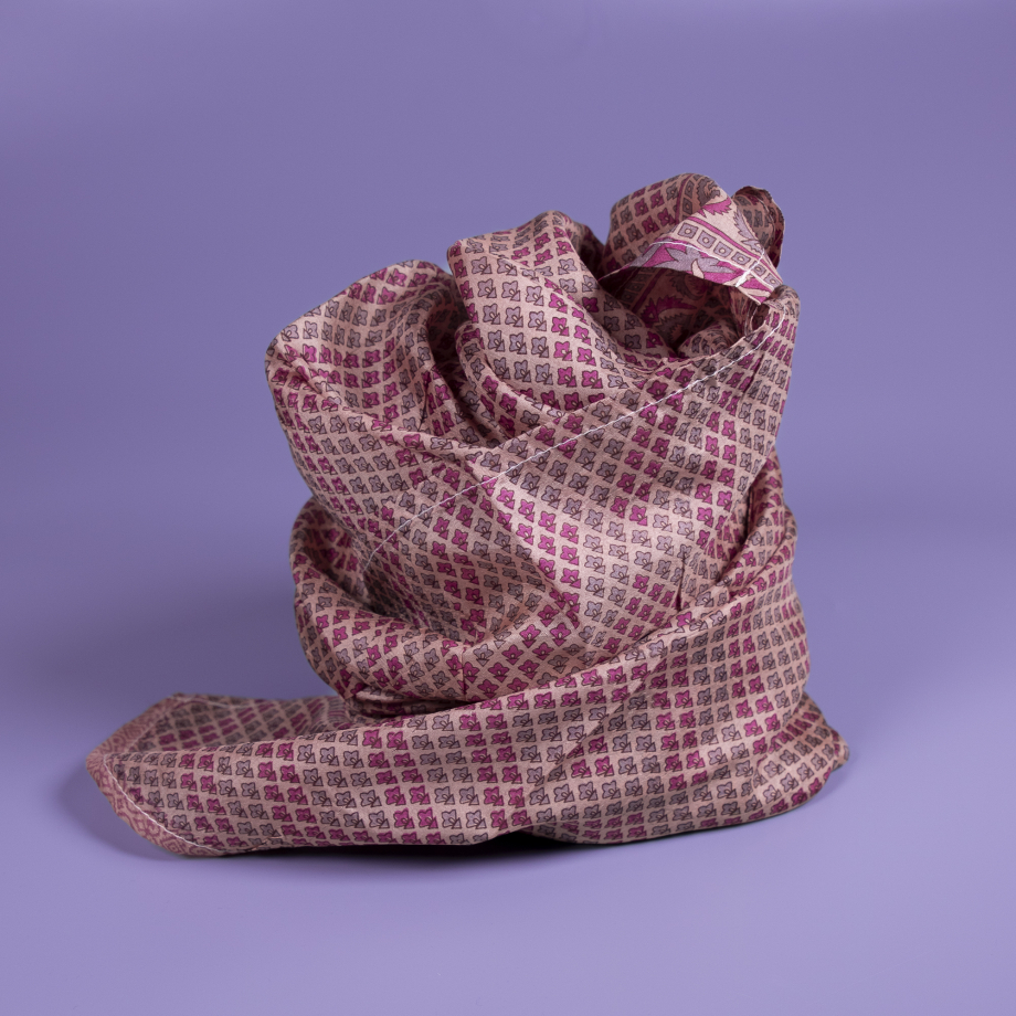 Fine Nitin tørklæde fra LE MOSCH præsenterer sig som et ægte stykke bæredygtig luksus; dette unika tørklæde i smukke farver og i fint print komplimenterer enhver garderobe.