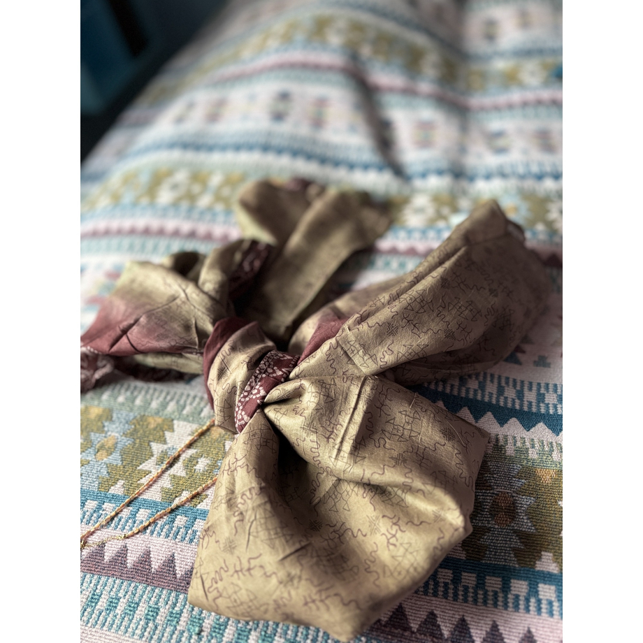 Nitin tørklæde fra LE MOSCH - Et eksklusivt, unika tørklæde i silke i bæredygtig kvalitet.
