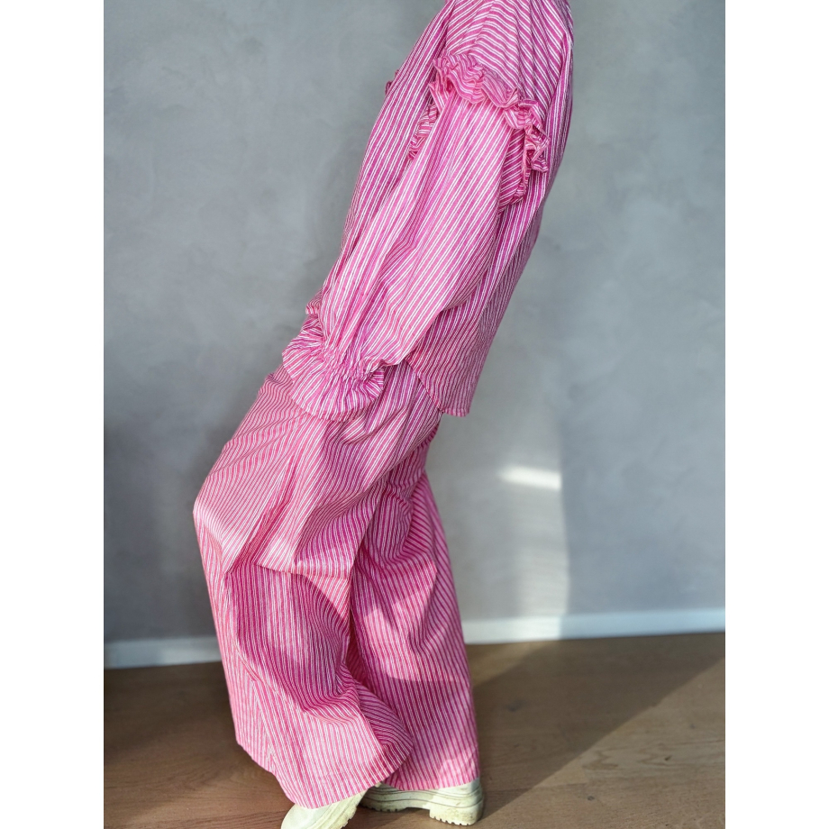 Lullu bukser i pink med Smalle striber fra le mosch. Bukse med brede ben og elastik i taljen