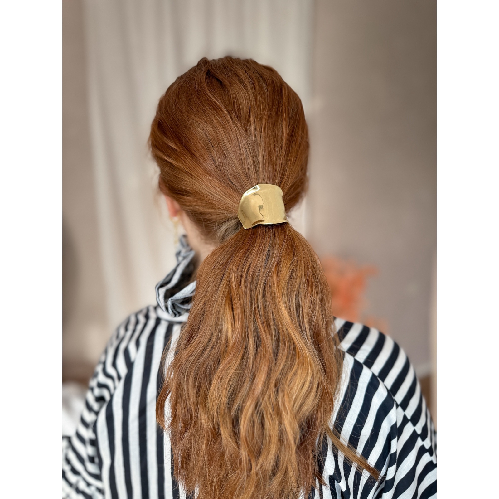 Gigi Hair Cuff I gylden. Hårspænde til at sætte i elastikken