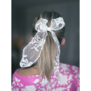 Greta hårelastik med blondesløjfe i hvid fra le mosch Greta hårelastik med blondesløjfe i hvid fra le mosch