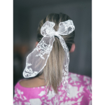 Greta hårelastik med blondesløjfe i hvid fra le mosch